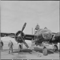 Le groupe Guyenne. Un personnel spécialisé vérifie avant le décollage le bon fonctionnement des moteurs du Douglas B 26 Invader.