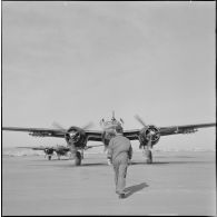 Le groupe Guyenne. Une fois atteri, le Douglas B 26 Invader se dirige sur le parking sous la direction d'un mécanicien de base.