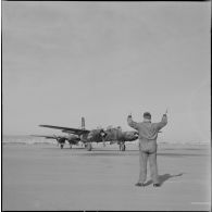 Le groupe Guyenne. Un mécanicien donne les instructions par geste au pilote pour le parcage du Douglas B 26 Invader.