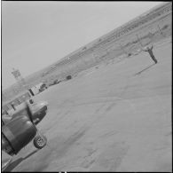 Le groupe Guyenne. Un mécanicien donne les instructions par geste au pilote pour le parcage du Douglas B 26 Invader.