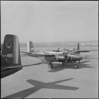 Le groupe Guyenne. Le Douglas B 26 Invader se dirige vers la piste d'envol.