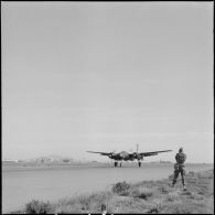 Le groupe Guyenne. Un atterrissage du Douglas B 26 Invader.