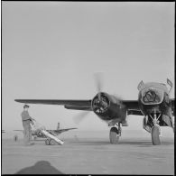 Le groupe Guyenne. Les moteurs du Douglas B 26 Invader, avant le décollage, sont vérifier sous la surveillance d'un extincteur.
