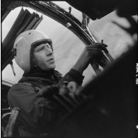 Le groupe Guyenne. Le pilote Jubert au poste de commando de son Douglas B 26 Invader.