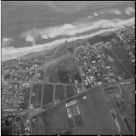 Le groupe Guyenne. Un bord de mer vu du Douglas B 26 Invader.