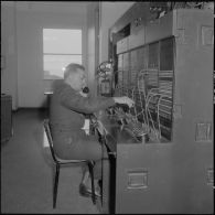 Air de France. Ecole militaire annexe des Transmissions d'Afrique du Nord (EMAT/AFN). Un opérateur au central téléphonique.