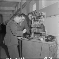 Air de France. Ecole militaire annexe des Transmissions d'Afrique du Nord (EMAT/AFN). Cours de dépannage sur maquette représentant le fonctionnement d'un central téléphonique autonome.