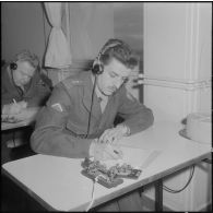 Air de France. Ecole militaire annexe des Transmissions d'Afrique du Nord (EMAT/AFN). Salle de cours de lecture au son.