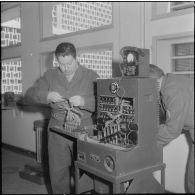 Air de France. Ecole militaire annexe des Transmissions d'Afrique du Nord (EMAT/AFN). Dépannage d'un central téléphonique.