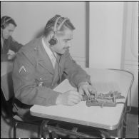 Air de France. Ecole militaire annexe des Transmissions d'Afrique du Nord (EMAT/AFN). Entraînement à la manipulation.