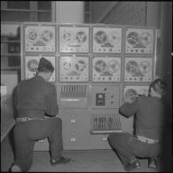 Air de France. Ecole militaire annexe des Transmissions d'Afrique du Nord (EMAT/AFN). Dépannage d'un central téléphonique.