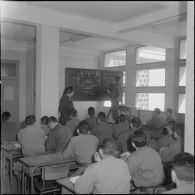 Air de France. Ecole militaire annexe des Transmissions d'Afrique du Nord (EMAT/AFN). Salle de cours théoriques.