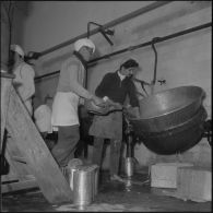 Relizane. Confiturerie Escla. Préparation de la confiture dans de grands bacs en cuivre.