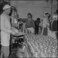 Relizane. Confiturerie Escla. Remplissage des boîtes de confiture.
