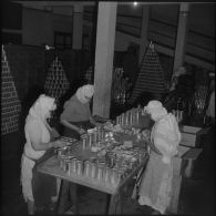 Relizane. Confiturerie Escla. Etiquetage des boîtes de confiture à la main.