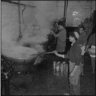 Relizane. Confiturerie Escla. Ouvriers surveillant la cuisson de la confiture.