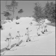 Tikjda. 22e bataillon de chasseurs alpins (BCA). Elèves sous-officier en patrouille à ski.