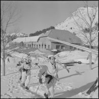 Tikjda. 22e bataillon de chasseurs alpins (BCA). Départ d'une patrouille.