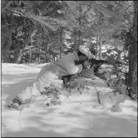 Tikjda. 22e bataillon de chasseurs alpins (BCA). Tireur dans la neige.