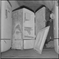 Alger. Action sociale des forces armées (Asfa). Vieux réfrigérateur à côté du nouveau.