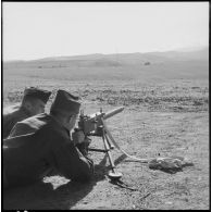 Cherchell. Formation des élèves officiers de réserve (EOR). Tir à la mitrailleuse de 30.