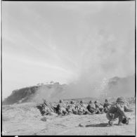 Cherchell. Formation des élèves officiers de réserve (EOR). Cours d'application de Génie : utilisation des explosifs.