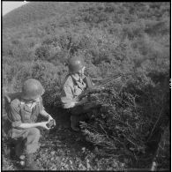 Cherchell. Formation des élèves officiers de réserve (EOR). Tir au fusil mitrailleur au combat.