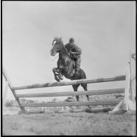 Cherchell. Formation des élèves officiers de réserve (EOR). Parmi les sports pratiqués, l'équitation en est un des principaux et des plus appréciés.