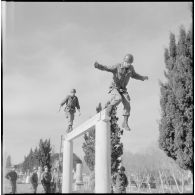 Cherchell. Formation des élèves officiers de réserve (EOR). Entraînement au parcours du combattant.