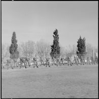 Cherchell. Formation des élèves officiers de réserve (EOR). Assouplissement matinal.