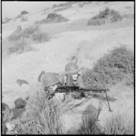 Cherchell. Formation des élèves officiers de réserve (EOR). Fusil-mitrailleur en appui.
