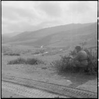 Cherchell. Formation des élèves officiers de réserve (EOR). L'éclaireur de pointe observe.