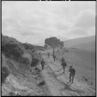 Cherchell. Formation des élèves officiers de réserve (EOR). Cours sur le terrain.