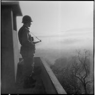 Cherchell. Formation des élèves officiers de réserve (EOR). De garde, un EOR admire le paysage.