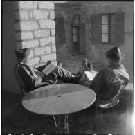 Cherchell. Formation des élèves officiers de réserve (EOR). Lecture au foyer d'une ferme en nomadisation.