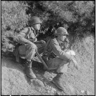 Cherchell. Formation des élèves officiers de réserve (EOR). L'EOR faisant office de chef de section transmet ses ordres par radio.