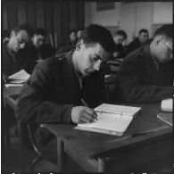 Cherchell. Formation des élèves officiers de réserve (EOR). Travail en salle de cours.