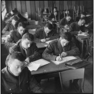 Cherchell. Formation des élèves officiers de réserve (EOR). En salle de cours.