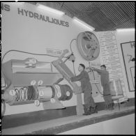 Camp de l'Alma. Centre d'instruction du service du matériel n°3 (CISM 3). Salle de Freinages. Maquette du circuit hydraulique.