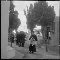 Obsèques du lieutenant Calmon. Dans les allées du cimetière de Guyotville.