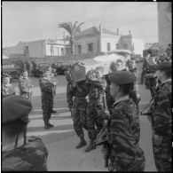 Guyotville. La dépouille mortelle du lieutenant Calmon portée par six parachutistes.
