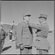 Bou-Hammama. Tournée d'adieu du général Crépin. Il est décoré de la grand-croix de la légion d'honneur.