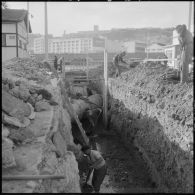 Chantiers de la Socoman où l'on voit la pose du gazoduc près de la ville d'Alger.