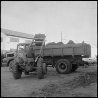 Alger. Travaux pour installer les tubes qui amèneront le gaz d'Hassi R'Mel pour la ville d'Alger.