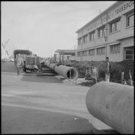 Alger. Les tubes qui amèneront le gaz d'Hassi R'Mel pour la ville d'Alger.