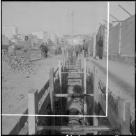 Chantiers de la Socoman où l'on voit la pose du gazoduc près de la ville d'Alger.