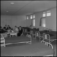 Service de santé de l'armée de l'Air. Des malades déjeunent dans le dortoir.