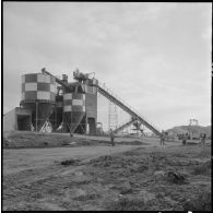 Aérodrome de Maison Blanche. Chantier de la nouvelle piste Est-Ouest en béton précontraint. La Centrale qui permet de déverser automatiquement les agrégats secs nécessaires dans les camions.