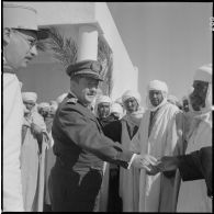 Ouled Sayah. Inauguration de la mairie. Monsieur Turon, préfet des Oasis, au milieu des notables du village.