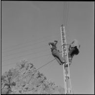 Agouni Gueghrane. Tirage d'une ligne d'un poteau d'alimentation.